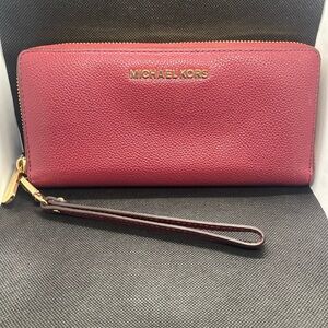 ❤️Michael Kors❤️Maroon Jet Set Travel Large Continental Wristlet/Like New